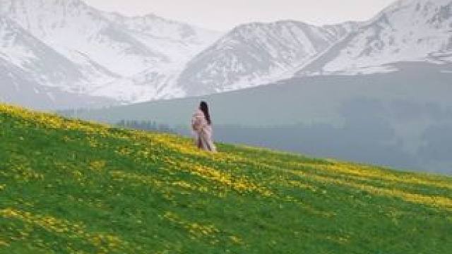 又到了去新疆，在伊犁大草原上奔跑，看花海雪山的日子了！
#治愈系风景 #交换世界计划 #人生建议去撒