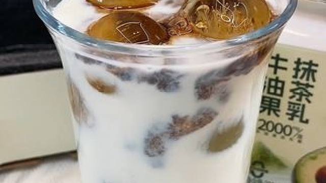 嚼绊新品牛油果抹茶乳，浓郁醇厚不齁甜好好喝！#牛油果抹茶 #牛油果奶昔 #好喝不贵