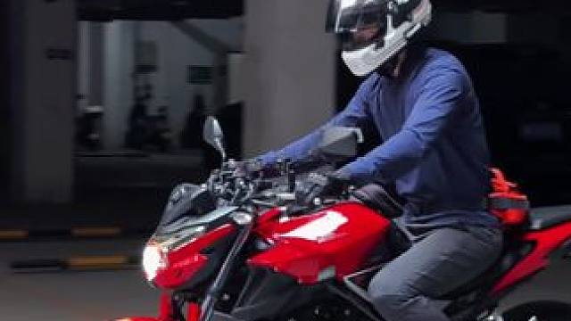 我承认仿赛帅，但是街车也不赖#机车 #摩托车 #本田cb400f #地下停车场 #机车摄影