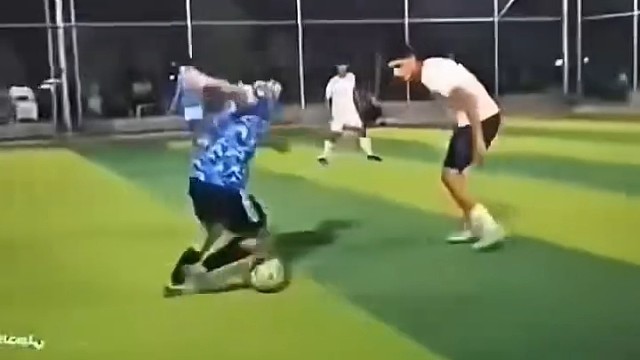 防守球员急眼上眼徒手撕球衣#足球