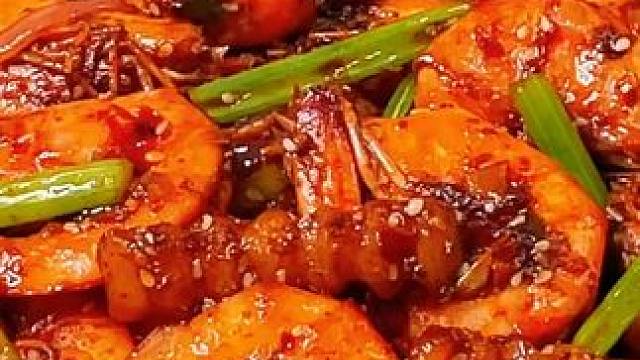 把大虾和土豆放到一起，出锅竟然做出这么好吃的美味 