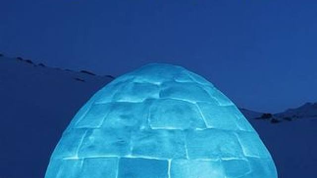 人类怎么能在这种地方睡觉？挑战住冰屋一晚 在北极，我住进了因纽特人的冰屋
#交换世界计划 #毕业是生