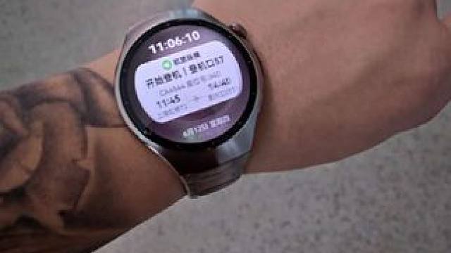 华为WATCH5耍酷登机 敲一敲，轻松拿捏。#华为watch5