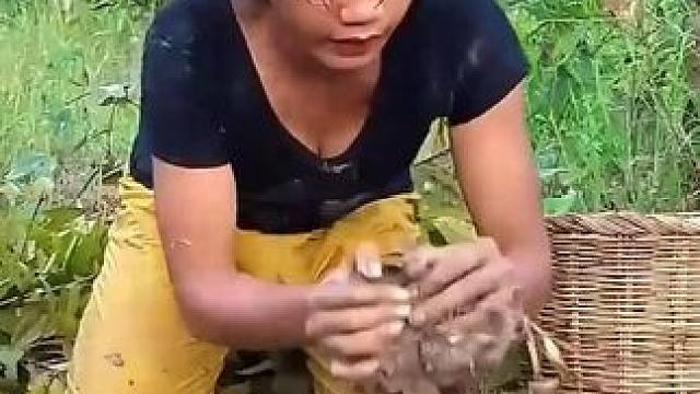 用野生食谱烹饪鸭咖喱作为食物，在森林里吃. #原始美味 #丛林求生纪录片 #越南农村生活 #户外 #