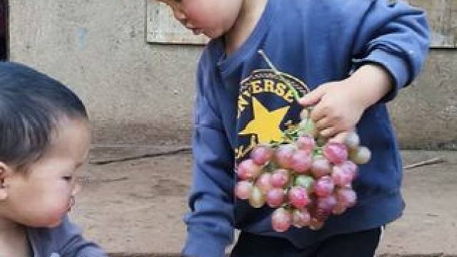 今天买了葡萄给孩子吃。 #农村娃