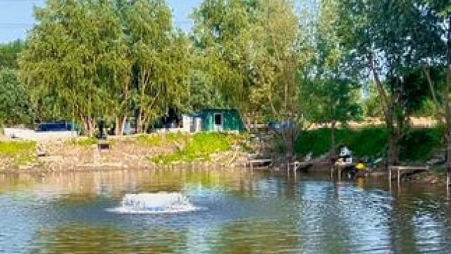 一人一竿，钧尽所有不安，钓的不是鱼，是心境。 原生态鱼塘，开放中，投渔密度大。尽量保持原生态，炎炎夏