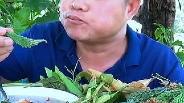 小苦瓜鲜辣虾酱配虾尾汤 #泰国大叔#泰国美食#泰国生活#泰国海鲜#内容启发搜索