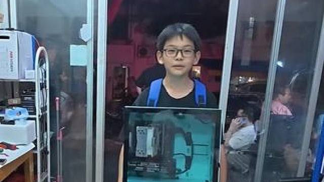 网友这不得把小孩哥哄好了 #恋爱 #电脑 #小孩哥