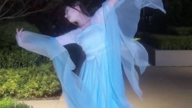 青山上有你眉弯 桥边红豆落满衫 #舞蹈 #变装 #氛围感