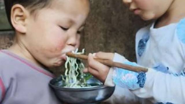 小双喜欢吃米线。#农村娃