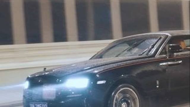 “到底什么样的文案才可以配得上这般场景”#雨夜高架桥 #劳斯莱斯