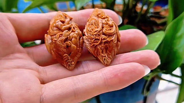 核雕，降龙伏虎降龙罗汉传说为降服龙王取回佛经而得名，伏虎罗汉则因以仁心收服寺庙外饥饿猛虎被铭记，二者