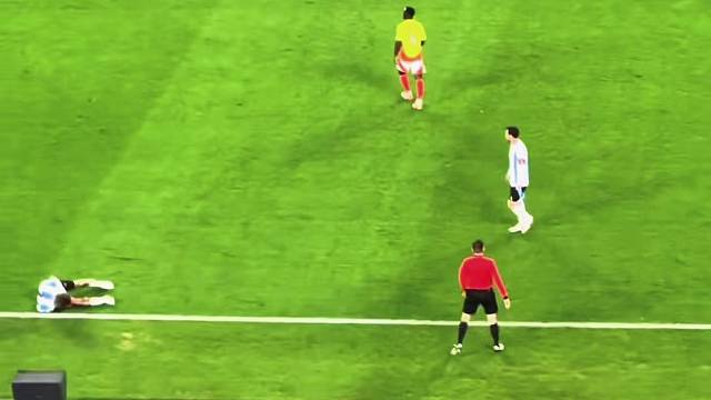 梅西示意德保罗快点从地上起来，我们要进攻了