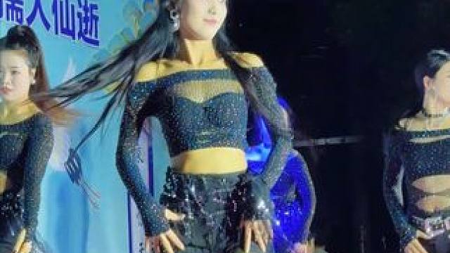 #志几团队 洞口黄桥演出。#演出现场人气火爆 #青春美少女歌舞组合