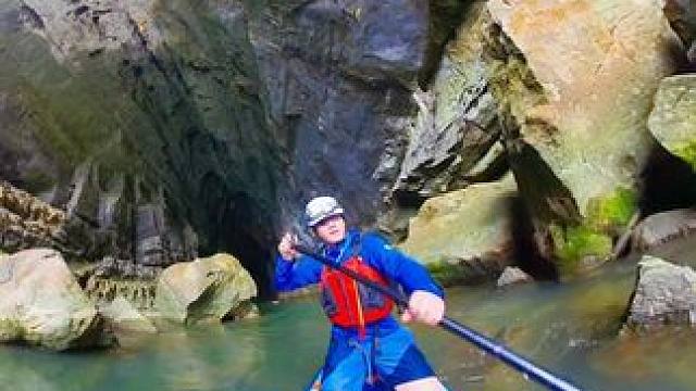 桨板穿越地下暗河，逆流而上 #主角都会主动探索世界 #洞穴探险#秘境地心谷