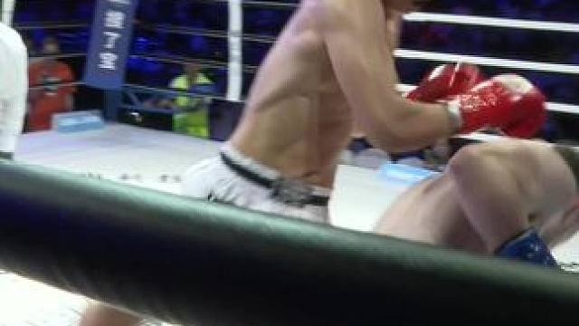 组合拳暴雨倾盆！对手抱头鼠窜#椒王风云 #自由搏击 #格斗