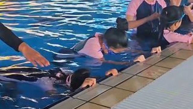 游泳培训班开始啦！！！ 想学游泳？别犹豫！零基础也能轻松入门，这个夏天，在泳池里绽放活力，报名从速！