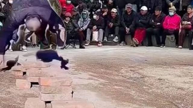 大哥公园表演铁头功能撞破一排砖，果然厉害