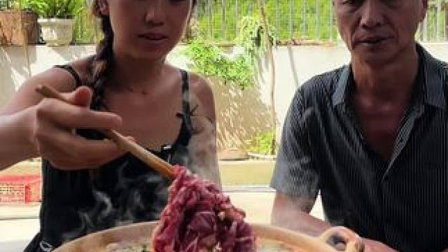 臭豆腐的软糯包裹着牛肉，一口下去真是太满足了！ #臭豆腐#农村生活#地方特色美食#双凤#新农人计划2