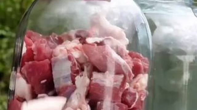 他把不好吃的牛肉塞进玻璃罐里 ，究竟是为了做什么美食？ #牛排脆 #牛肉干