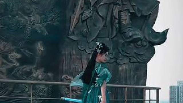 我有一剑，下一句…… #踢剑变装 #扔剑变装 #剑花 #汉服转场