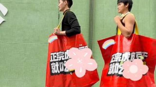 #虎皮袋成了大学生新时尚  有这种好出片的时尚单品 还等啥