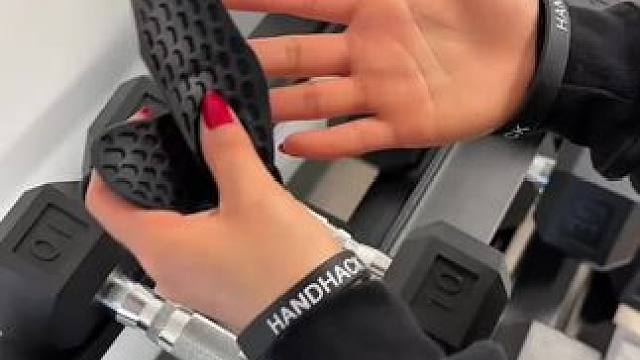 它可以很好的保护我们的手掌，大大提升我们的训练效率！家人们放心冲，加油练起来！#单杠 #引体向上 #