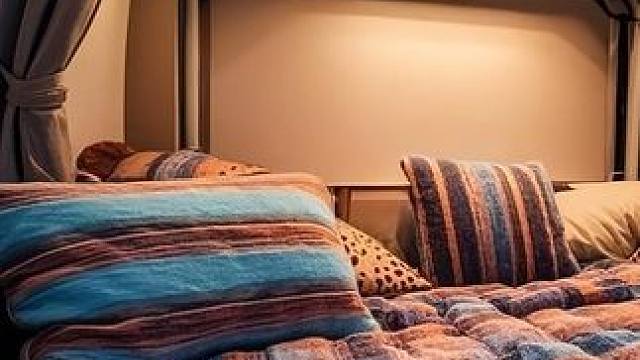 当露营遇上暴风雪，就躲在舒适房车里放松和睡眠 #好好睡觉 #助眠视频 #解压助眠 #白噪音 #温馨小