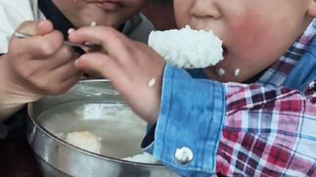 粗茶淡饭能吃饱就行。#农村娃#吃得真香