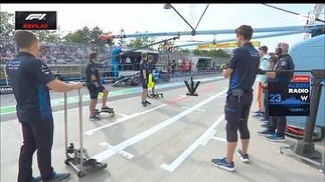 阿尔本进站开过了。。。 #2025F1加拿大大奖赛 “Ah！Yeah！Mistake！”阿尔本进站开