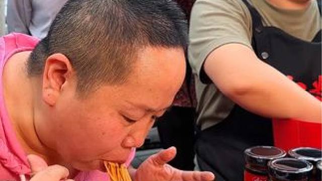 宁波开猪脚店的姐姐来挑战心心念念的5两小面，围观路人说买过8桶我们的小面调料，真的太巴适了#挑战 #