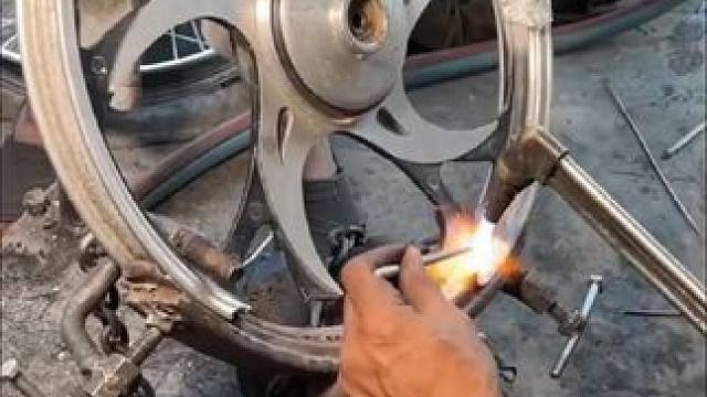 惊人的修复技能，让破损的轮辋恢复如新 #汽修 #摩托车 #摩托车维修 #电动车 #高手在民间