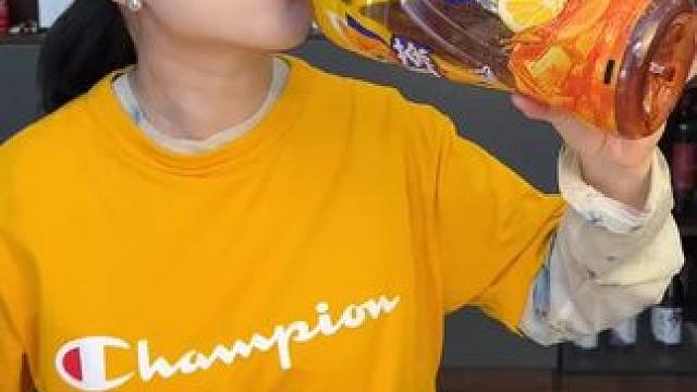 两大桶五斤重冰红茶大羊毛！小瓶的都得三四块一瓶了，你看看我这每瓶1.25升的才啥价？真超划算！炎炎夏