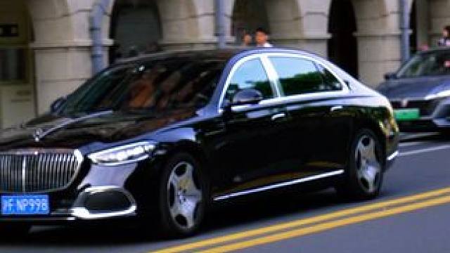 迈巴赫S480 同样是S，有人买的是S级，有人开的是迈巴赫。表面看不出区别，停车场一亮标，身份就拉开