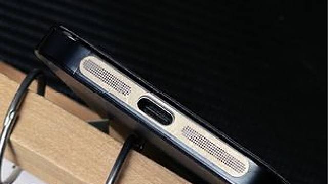 手机扬声器上贴上防坐贴就不怕孔里进灰了，既美观也不会影响原声～ #防尘膜 #手机扬声器 #防尘贴 #