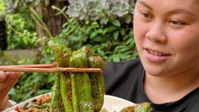 摘些薄荷叶和辣椒，配着牛肉做个香辣下饭菜 #美食 #农村生活 #下饭菜