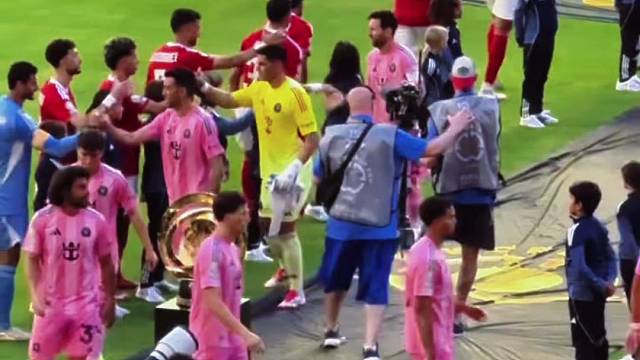 梅西和对手击掌后还不忘和小球童击掌，人品真是太好了