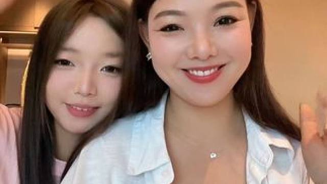 爱美是每个女孩子的天性 我觉得只要得体大方不夸张还是允许孩子打扮的 ！因为这个世界都是以貌取人没有人