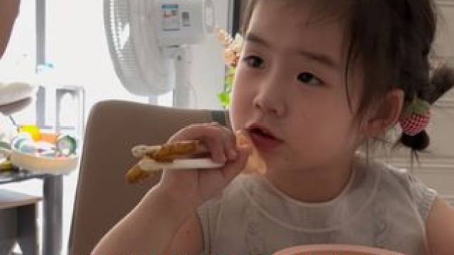 比我喉咙还粗怎么吃？真有道理#人小鬼大的小丫头 #人类幼崽的800个心眼子