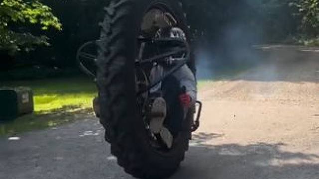 没点功夫玩不了，还得能扛晕” #独轮车骑士 #越野爬坡 #极限运动#专业运动请勿模仿