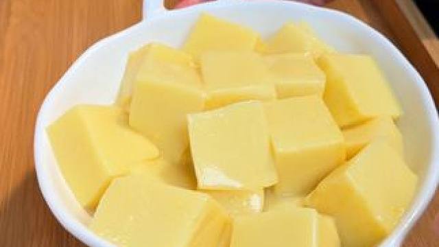 我真的没想到玉米还可以这样好吃！冰冰凉凉，Q弹爽滑，天气一热，容易没胃口，就给孩子做一份好吃的玉米凉