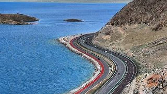 "一眼万年"的赛里木湖，不仅湖水湛蓝醉美，环湖彩虹公路也是五彩斑斓，眩目多姿!美的令人遐想，让人窒息