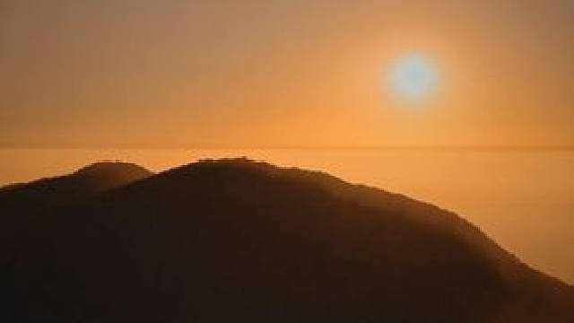 追一场凌晨五点的日出，总能在山顶相遇。#在山顶看一场日出#看日出打卡照 #登山就为这一刻 #张家界#