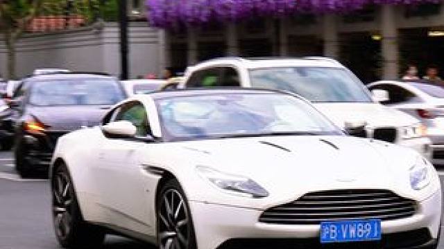 阿斯顿马丁DB11 V12 阿斯顿马丁DB11，开它的从不需要漂移、炸街、拉高转。
优雅，才是它的暴