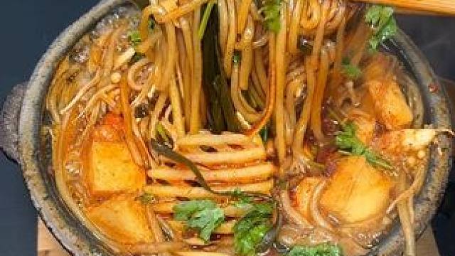 下班回家几分钟就可以搞定这个香喷喷，热乎乎的砂锅麻辣烫，麻麻辣辣的，特别的过瘾#砂锅麻辣烫