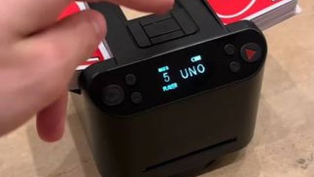 这个自动洗牌发牌机 不得把我朋友迷成制杖 #自动发牌器 #玩个很新的东西