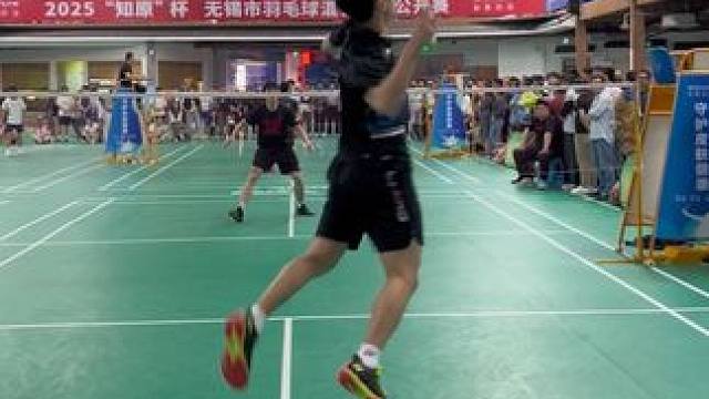 又帅又飒的羽毛球男子单打比赛