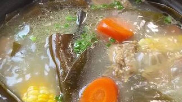 周末炖了这个海带头排骨汤，又鲜又软糯，真的是非常适合全家老小的一款汤#海带头排骨汤 #海带头