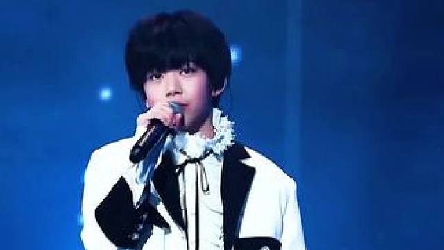 舞台上9岁小男孩深情开唱 稚嫩伤心就充满了沧桑 他究竟是经历了什么？才能唱的如此伤感？#儿童翻唱 #