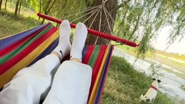 婶子拿个棍在河边撵，两个孩童在河里逮鱼，
你看
原来我们穷极一生追求的东西，回头看时，从一开始就拥有